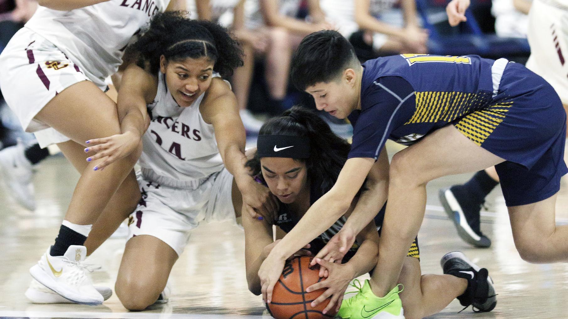 Salpointe Catholic rolls past Flowing Wells at MLK Basketball Classic